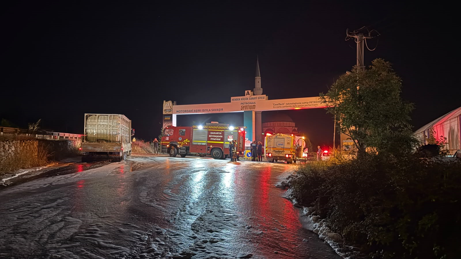 Sakarya'da kamyondan sızan kimyasal paniğe yol açtı: 2 kişi hastaneye kaldırıldı
