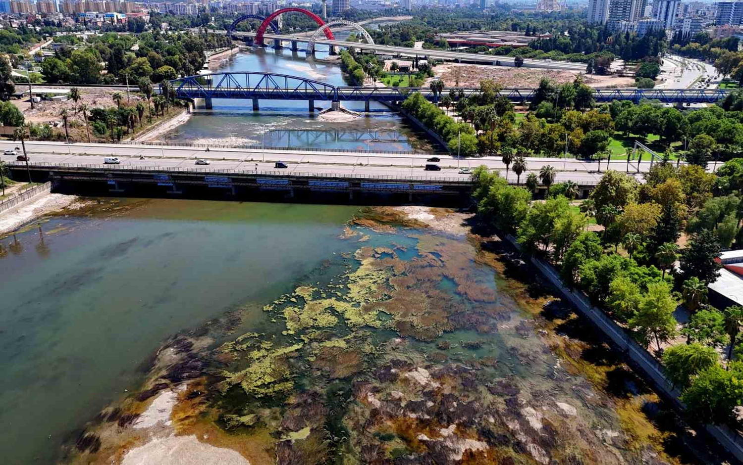 Sular çekildi, kirlilik ortaya çıktı! Vatandaş ihmale isyan etti: Koku hiç bitmedi
