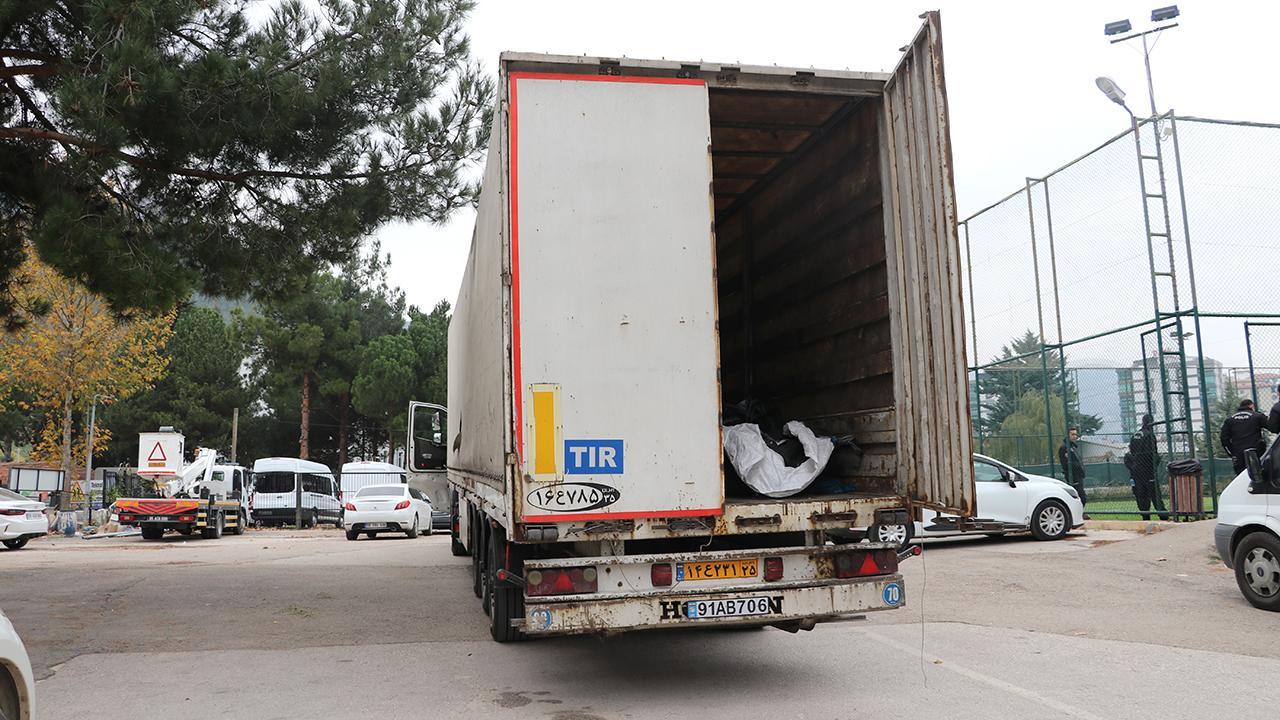 Tır dorsesinden 14 düzensiz göçmen çıktı