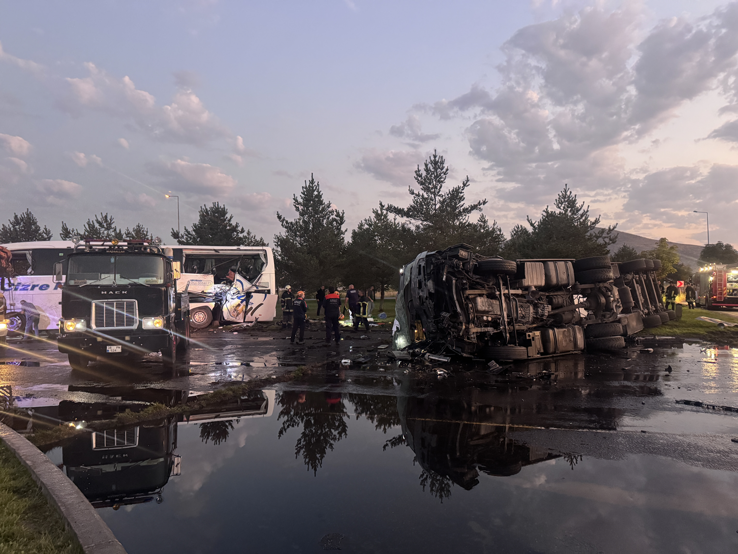 Yolcu otobüsü ile yakıt tankeri çarpıştı: Çok sayıda yaralı var