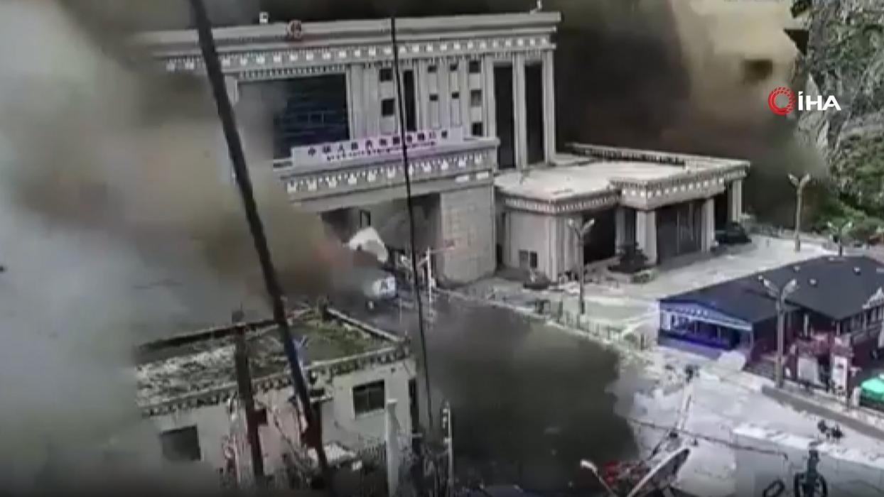 Asya ülkesinde facia! Çok sayıda kişi can verdi... Selin geliş anı anbean kamerada