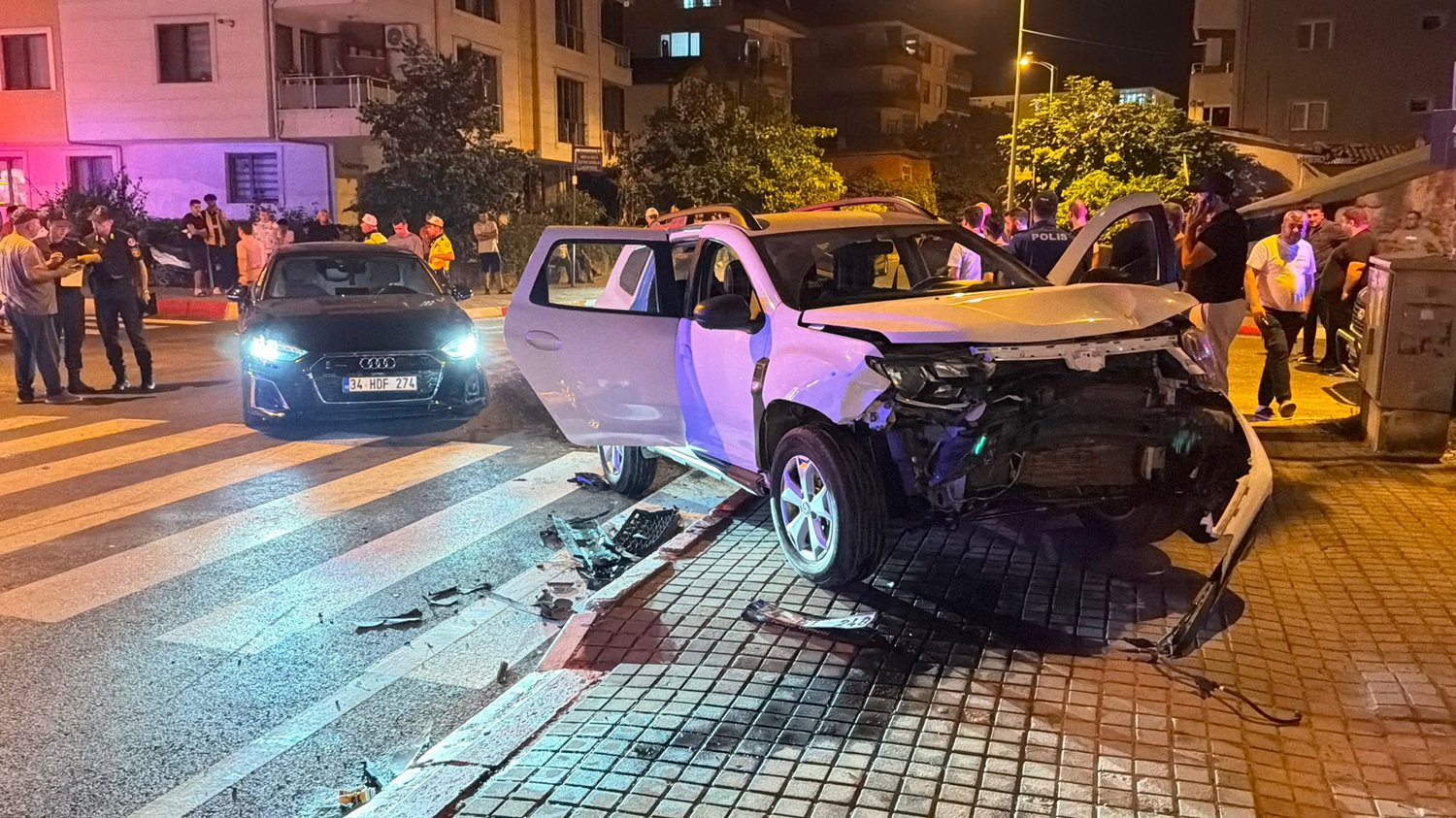 Bartın'da polis aracı ile otomobilin çarpıştığı kazada 2 kişi yaralandı