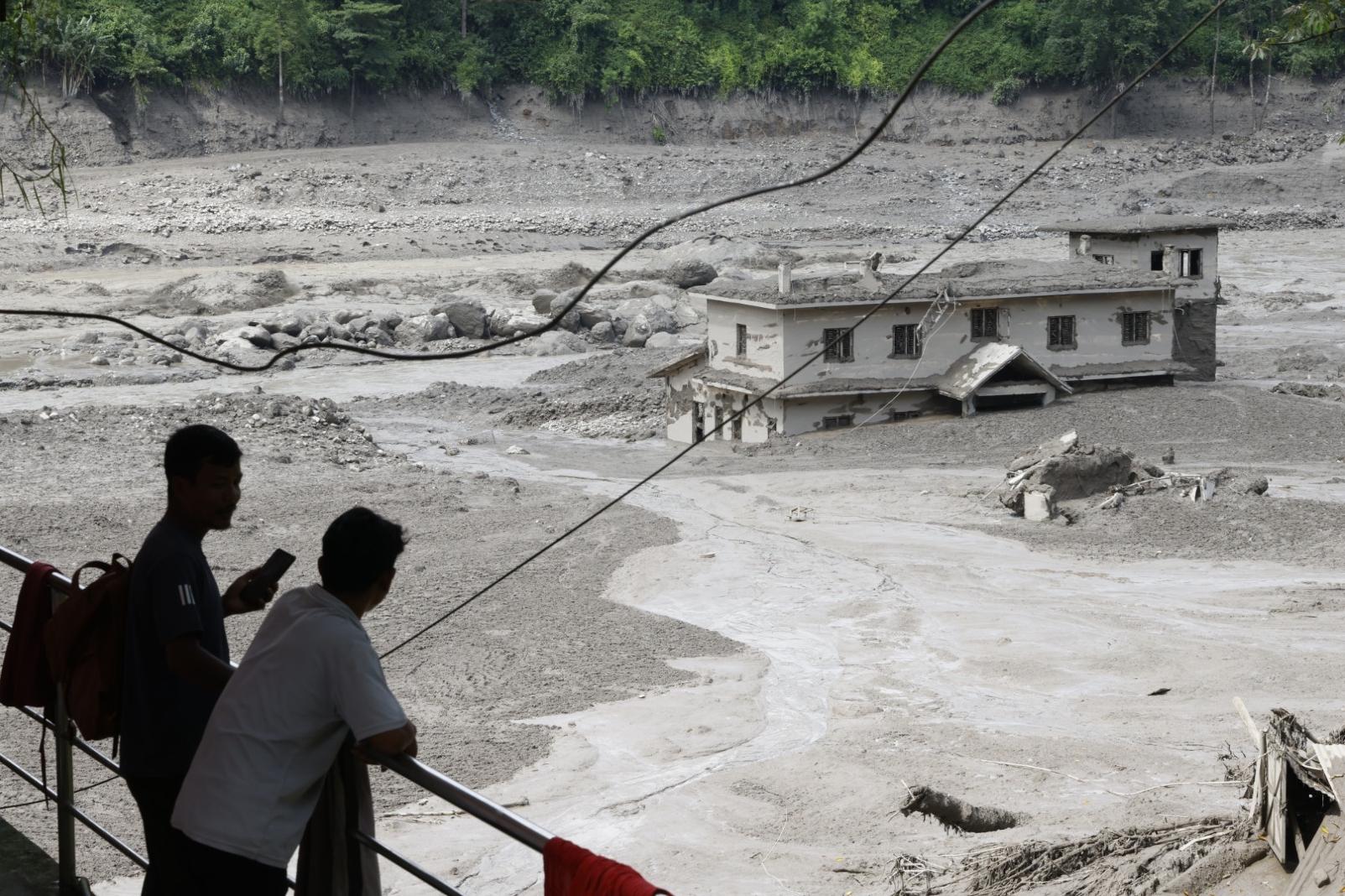 Bhotekoshi Nehri taştı, köyler sular altında kaldı! Nepal'de sel 8 can aldı