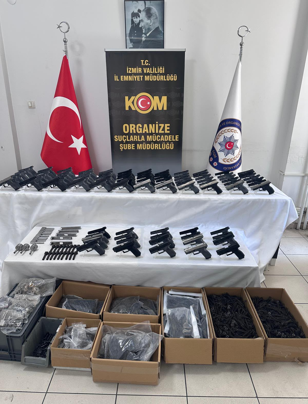 İzmir ve Manisa'da yasa dışı silah ticareti operasyonu: 13 şüpheli gözaltına alındı