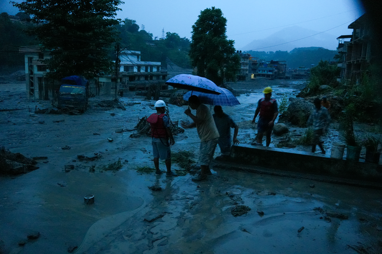 Kayıp yüzlerce can ve taşan buzullar: Nepal'de felaketin bilançosu ağırlıyor