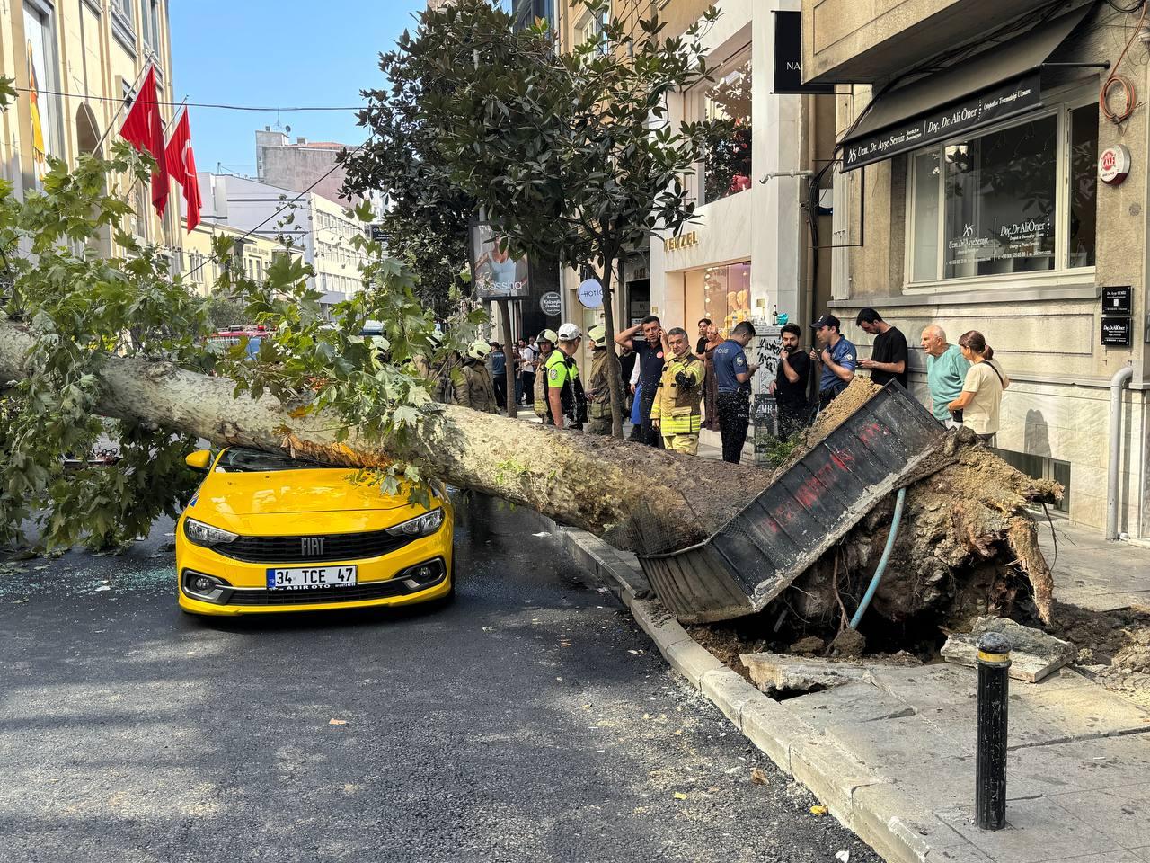 Şişli'de facianın eşiğinden dönüldü! Seyir halindeki taksinin üzerine devrildi