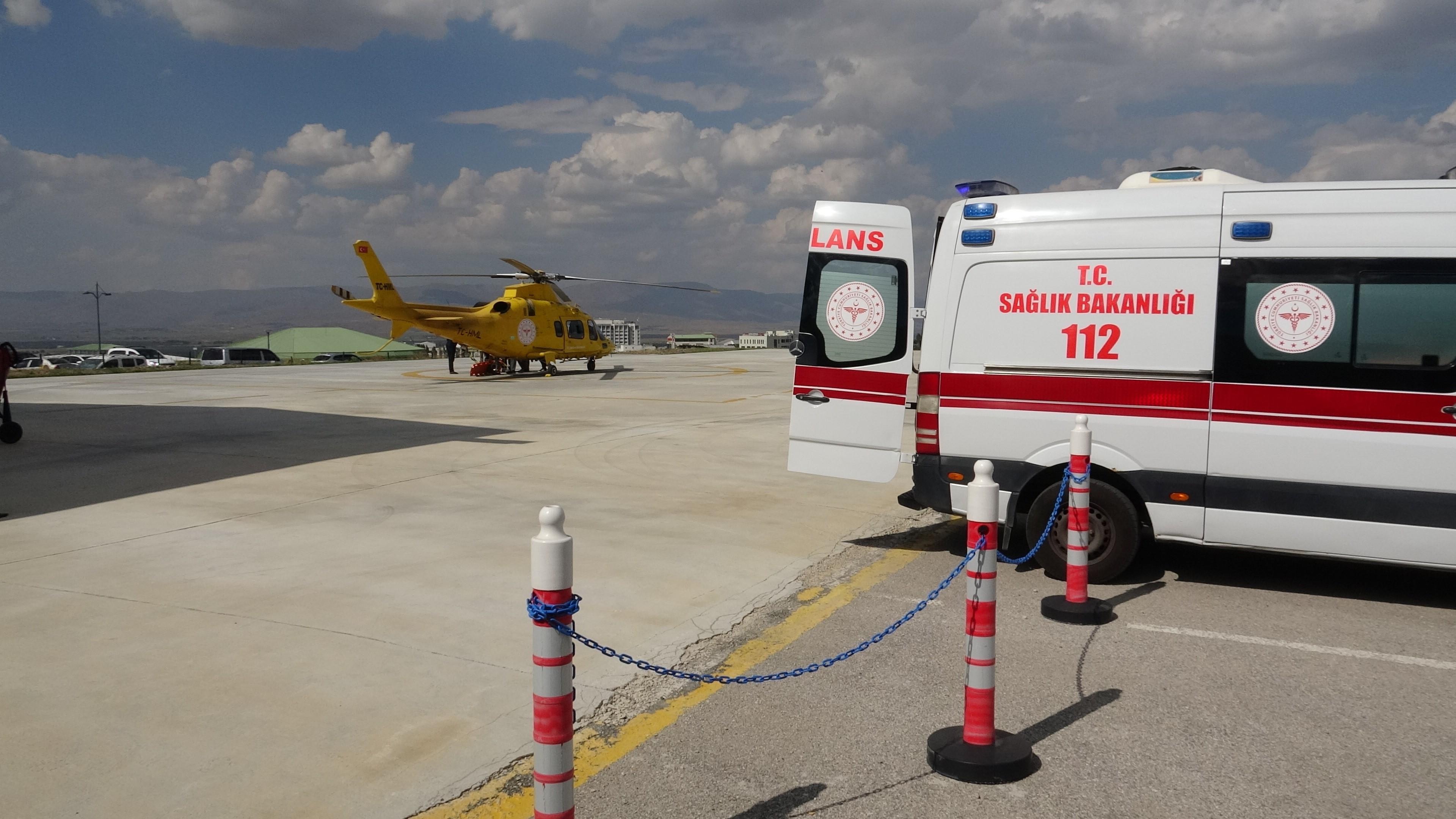 Traktörün altında kalan gencin imdadına ambulans helikopter yetişti