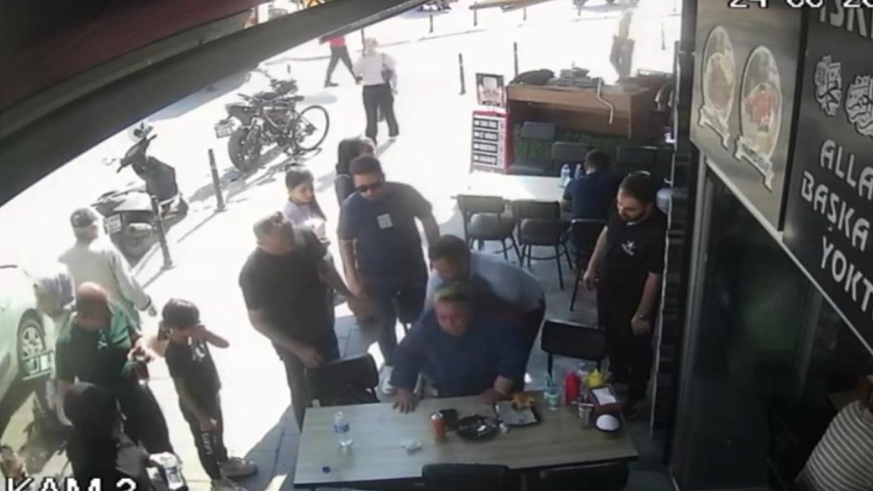 Yemek yediği sırada boğulan kadının imdadına Türk polisi yetişti