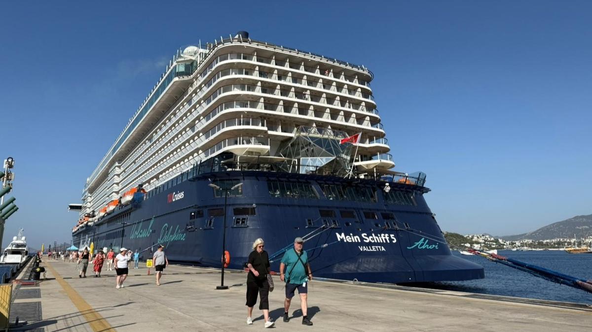 Dev gemi limana yanaştı: Bodrum'a kruvaziyerle turist akını!