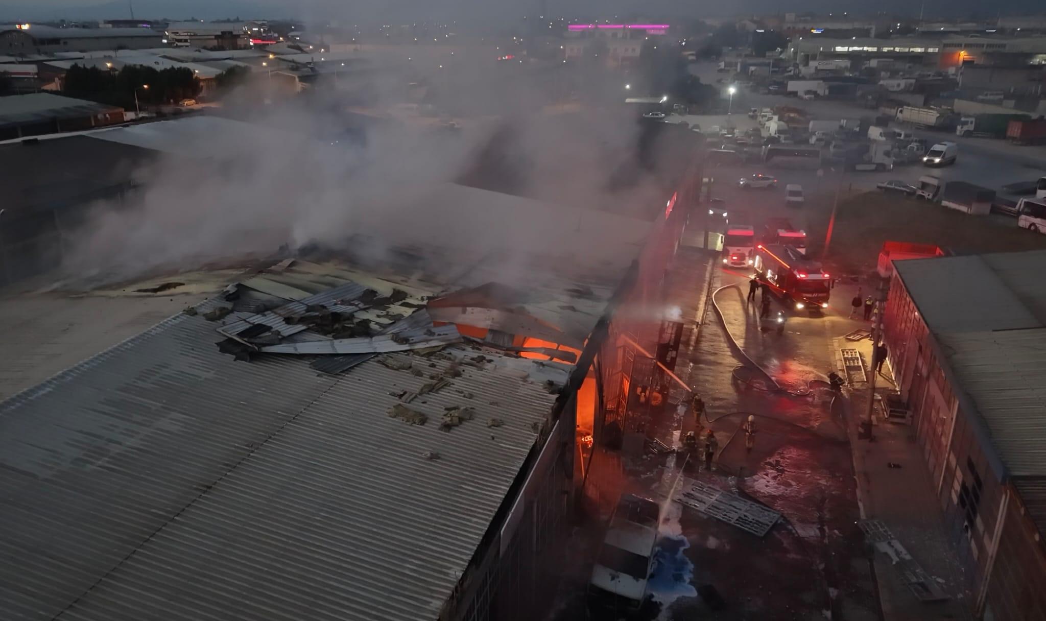 Fabrika alevlere teslim oldu! Patlama anı saniye saniye kaydedildi