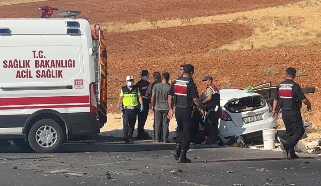 Gaziantep'te iki araç kafa kafaya çarpıştı: Ölü ve yaralılar var