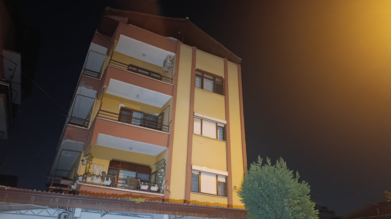 Kolon ve kirişlerden ses ihbarı: 4 katlı bina boşaltıldı