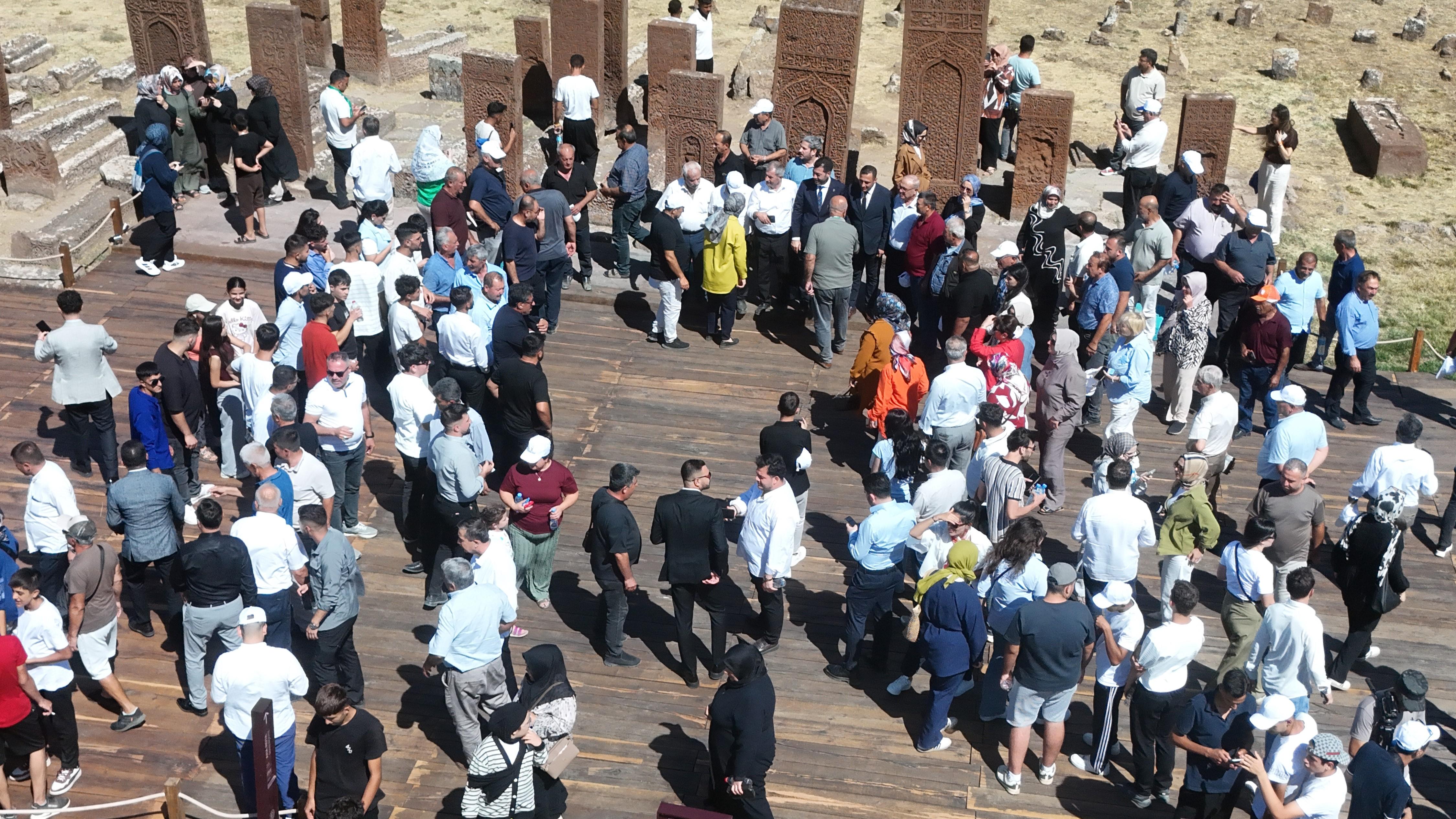 Malazgirt Zaferi'nin 955. yıl dönümü! Ahlat Selçuklu Meydan Mezarlığı ziyaretçi akınına uğradı