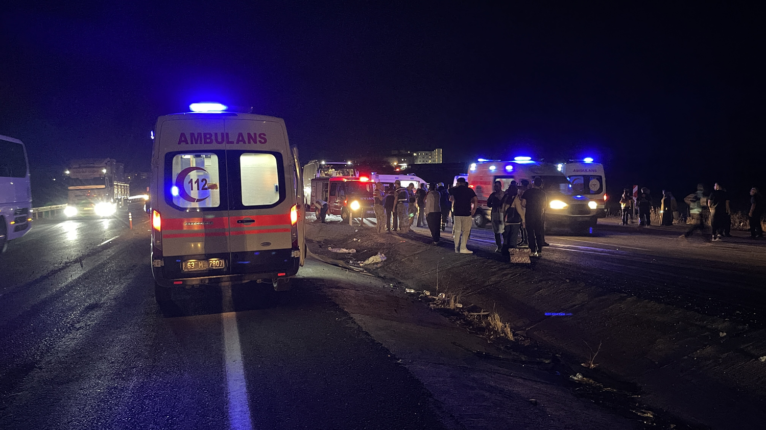 Siverek'te can pazarı! Otobüsler çarpıştı, 13 yaralı