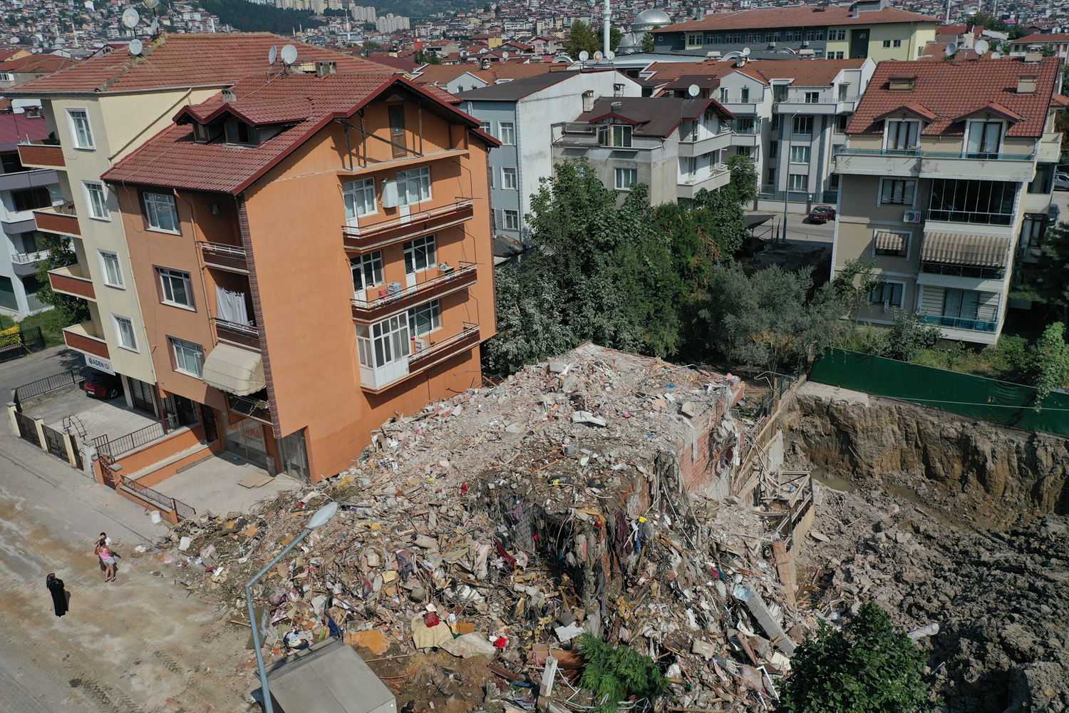 Tedbiren boşaltılan bina yıkıldı
