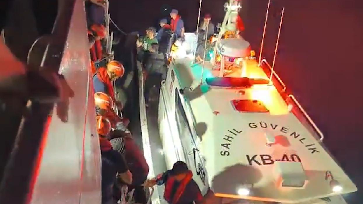 Batma tehlikesi geçiren gemiden 13 mürettebat kurtarıldı