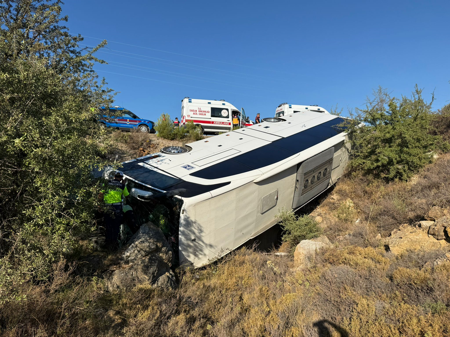 İzmir'de feci kaza! Otobüs ile çarpışıp şarampole uçtular