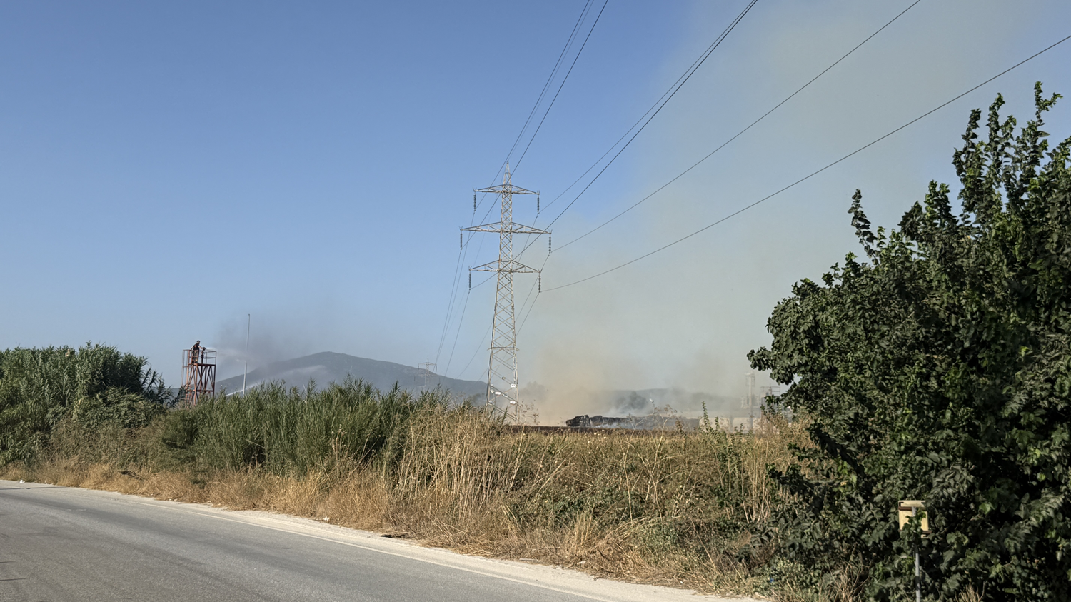 Kağıt fabrikasındaki yangın kontrol altında