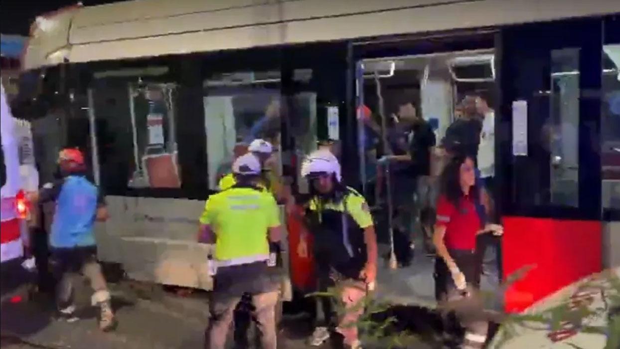 Zeytinburnu'nda 2 tramvay kafa kafaya çarpıştı