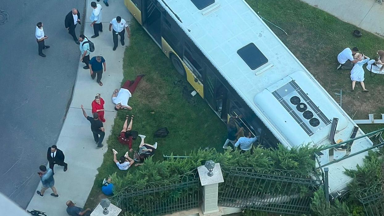 Yoldan çıkan otobüs bahçe duvarına daldı! Zeytinburnu'nda İETT faciası: Çok sayıda yaralı var