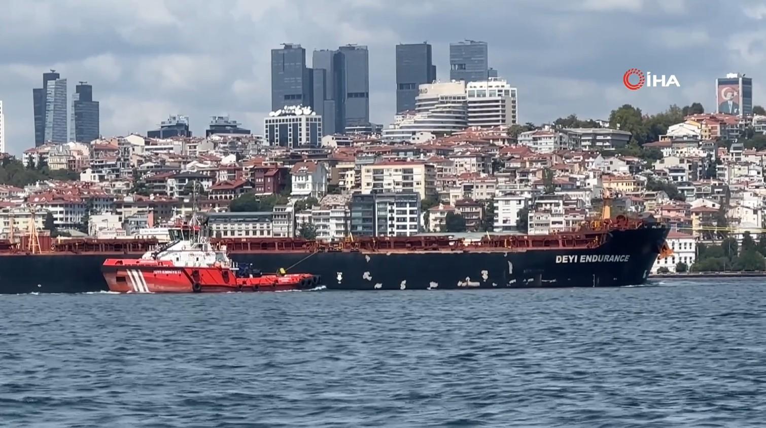 İstanbul Boğazı gemi geçişi için trafiğe kapatıldı
