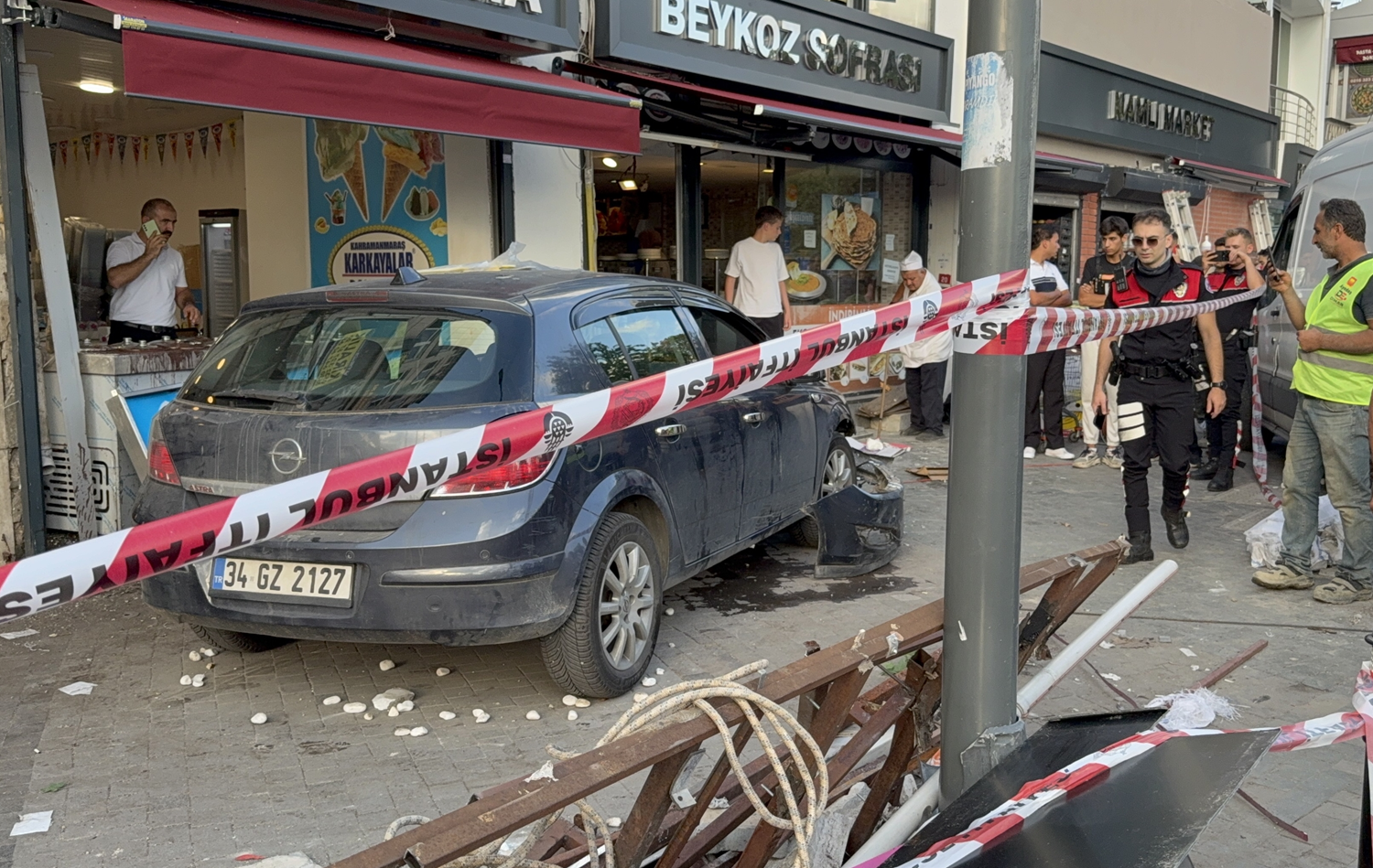 İstanbul'da feci kaza: Otomobil yayaların arasına daldı
