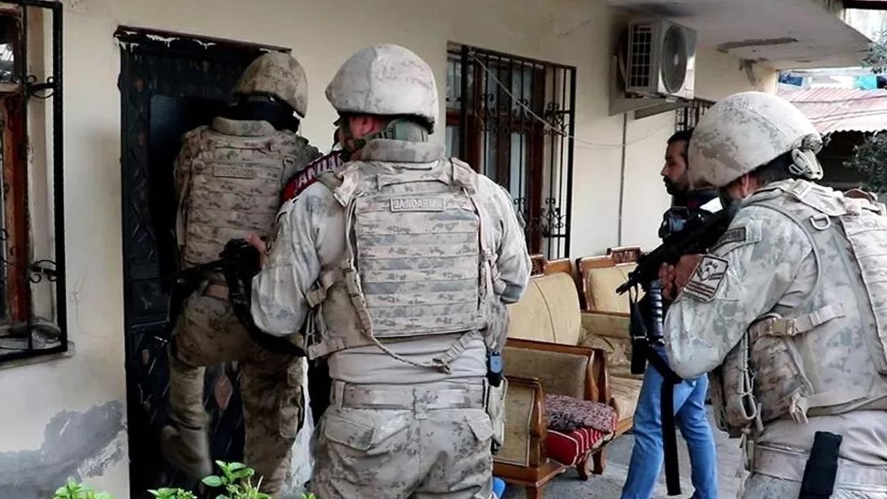 Diyarbakır'da terör propagandasına gözaltı! Sokaklara asılan fotoğraflar sonrası 4 gözaltı