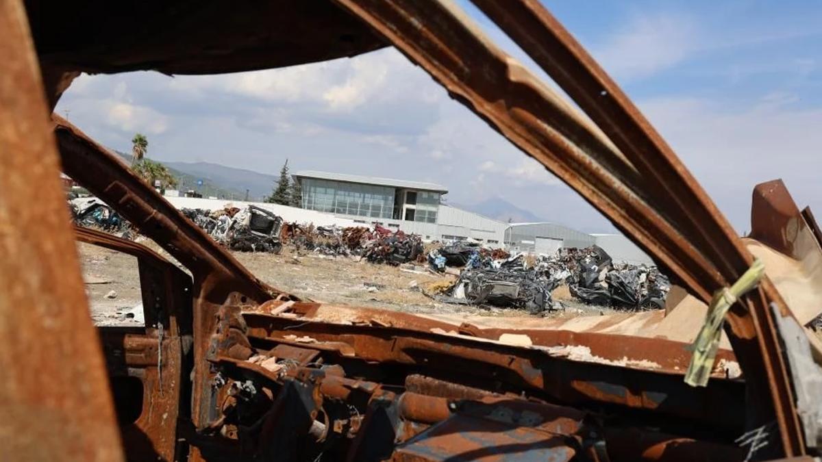 Enkaz altından çıkarılmışlardı! Depremde yüzlerce araçtan geriye tek minibüs kaldı