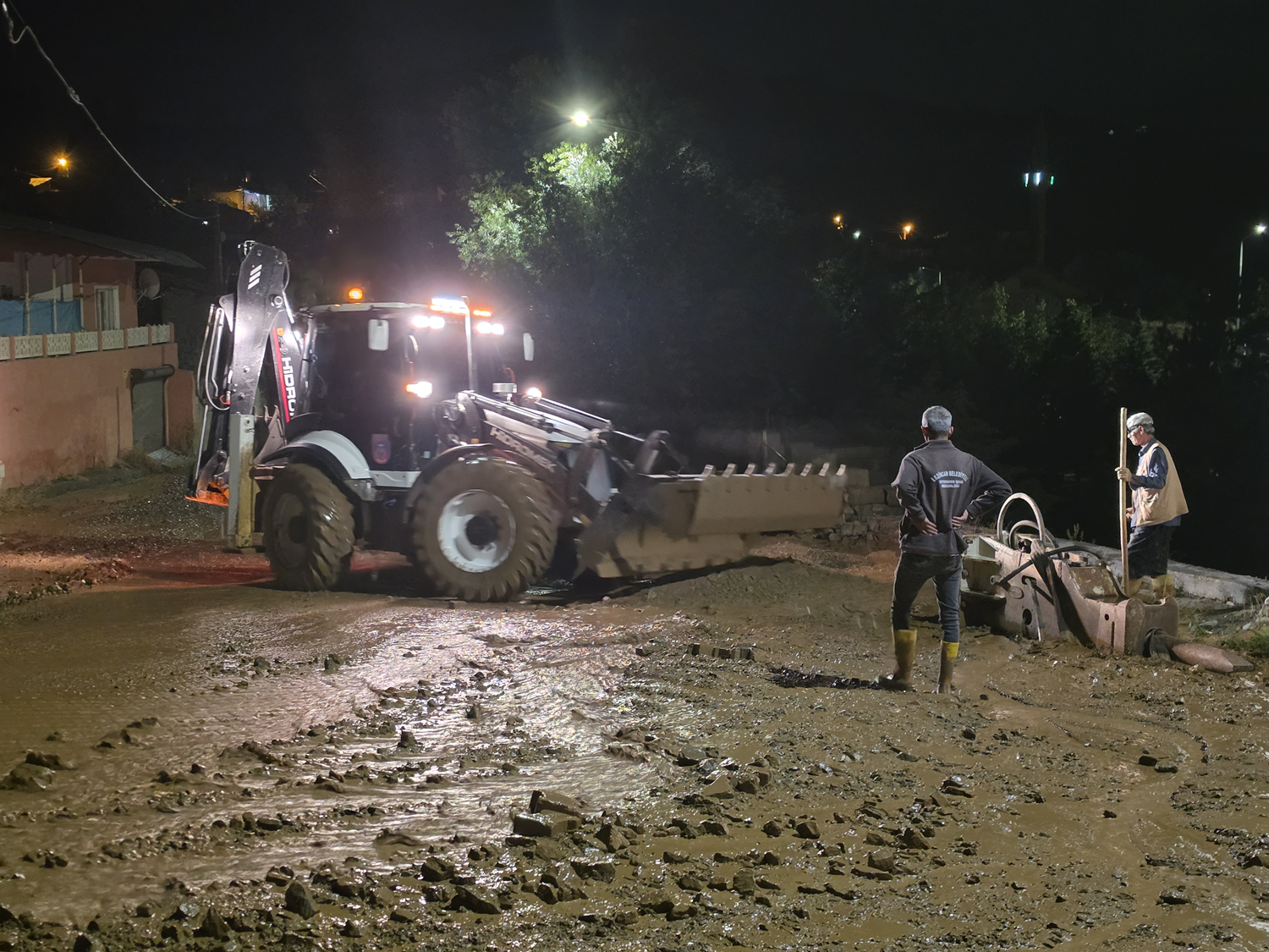 Erzincan'da sağanak taşkın ve su baskınlarına neden oldu