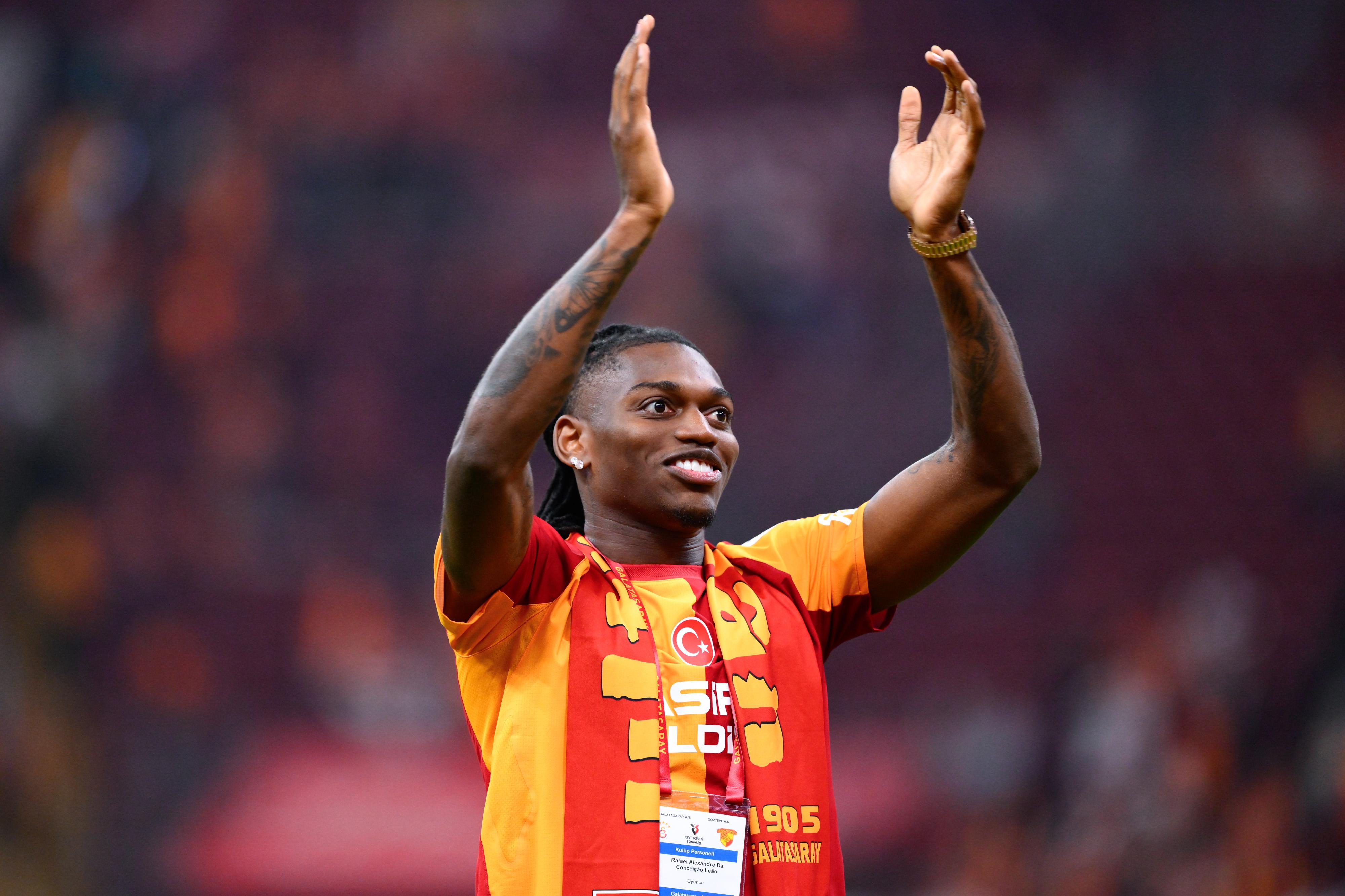 Galatasaray'ın yeni yıldızı sahnede... Rafael Leao taraftarı selamladı!