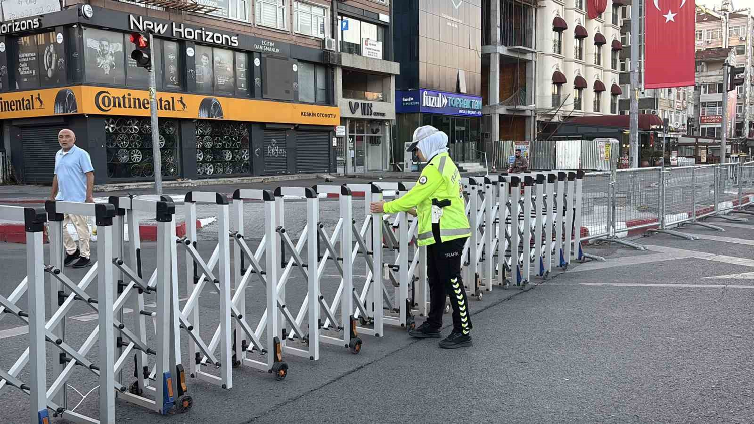 İstanbul'da Zafer Bayramı kutlamaları nedeniyle bazı yollar trafiğe kapatıldı