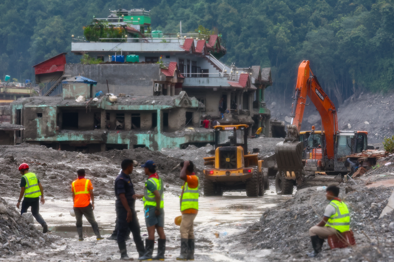 Kıyamet gibi sel! Nepal'de bilanço ağırlaşıyor
