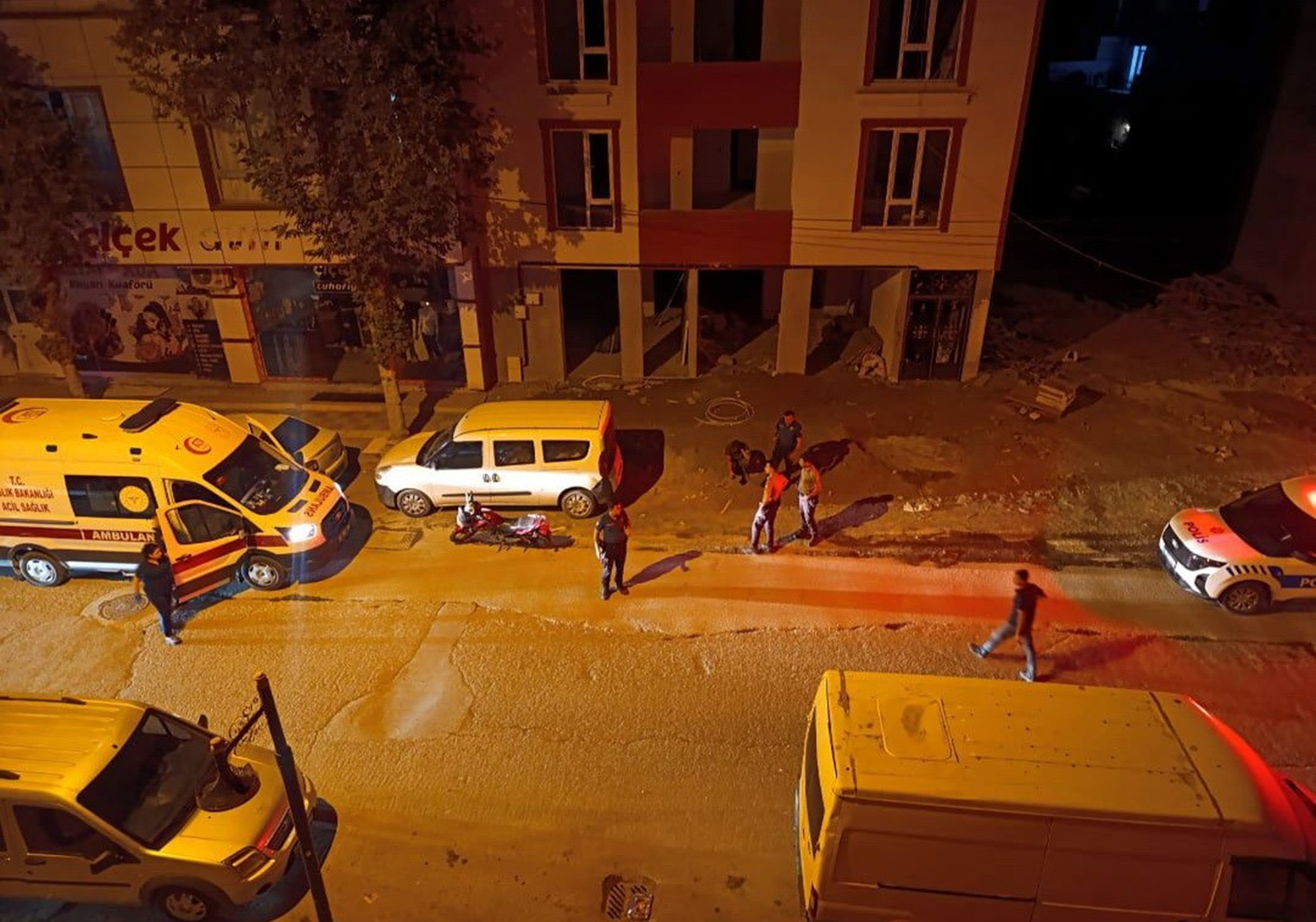 Sokak ortasında dehşet! Gencin üzerine 3 kişi birden saldırdı
