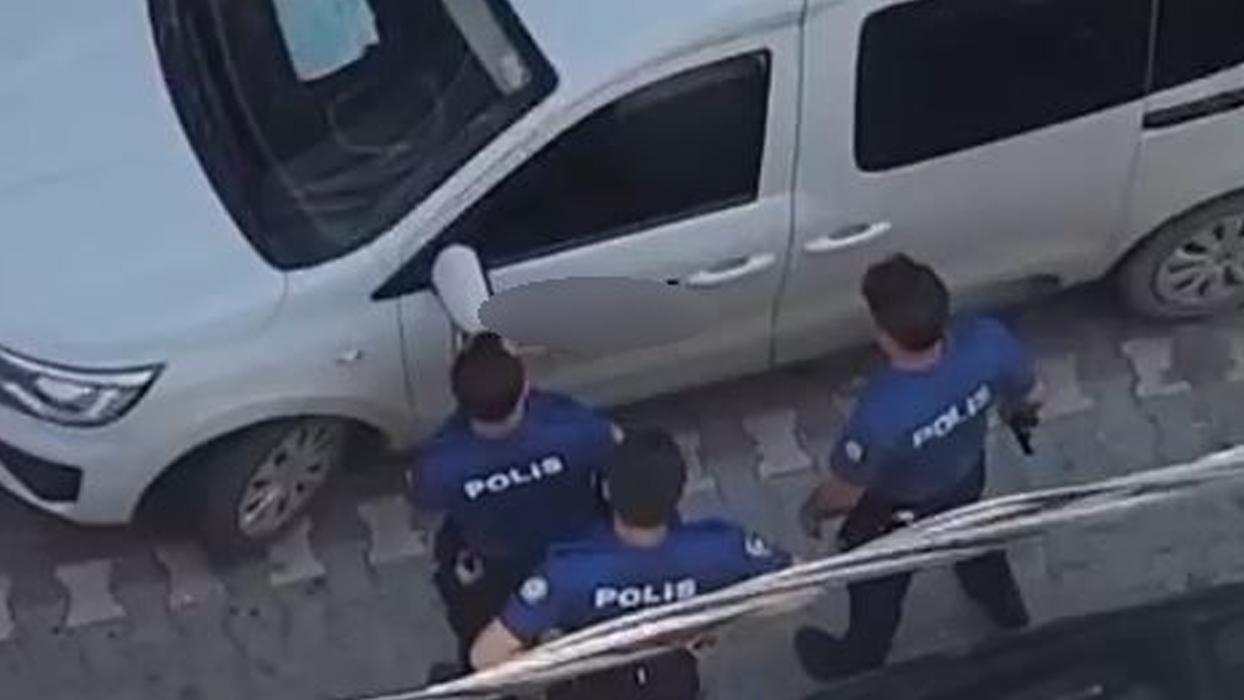 Bıçaklı şahıs kendini arabasına kilitledi! Polis havaya ateş açarak müdahale etti