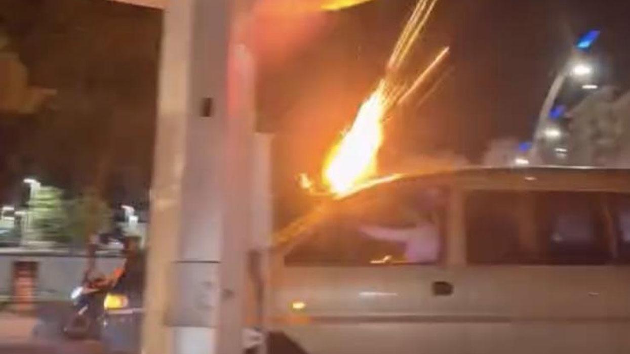 Düğün konvoyunda tehlikeli gösteri: Araç üstünden havai fişek attılar