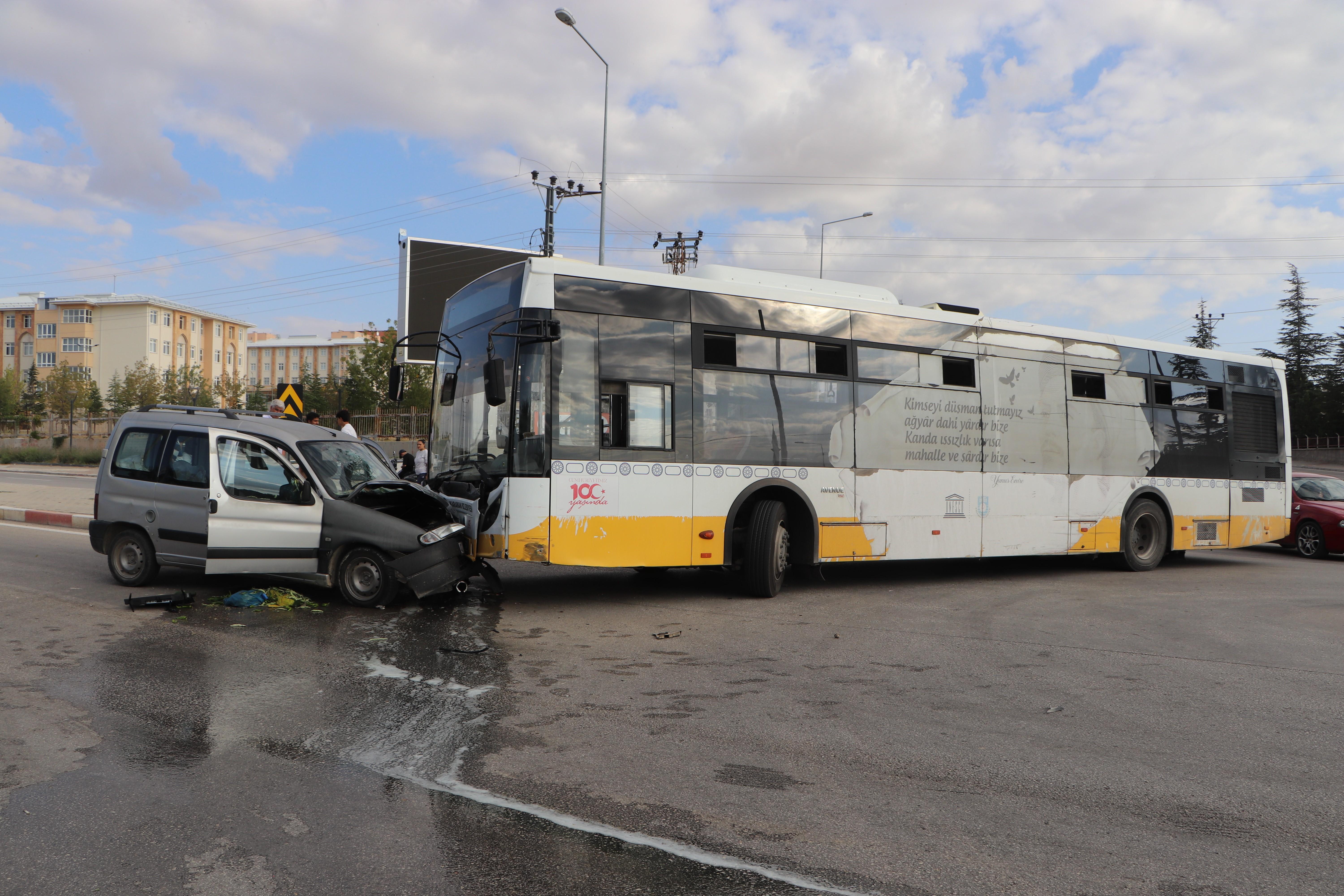 Karaman'da halk otobüsü İle ticari araç çarpıştı: 5 yaralı