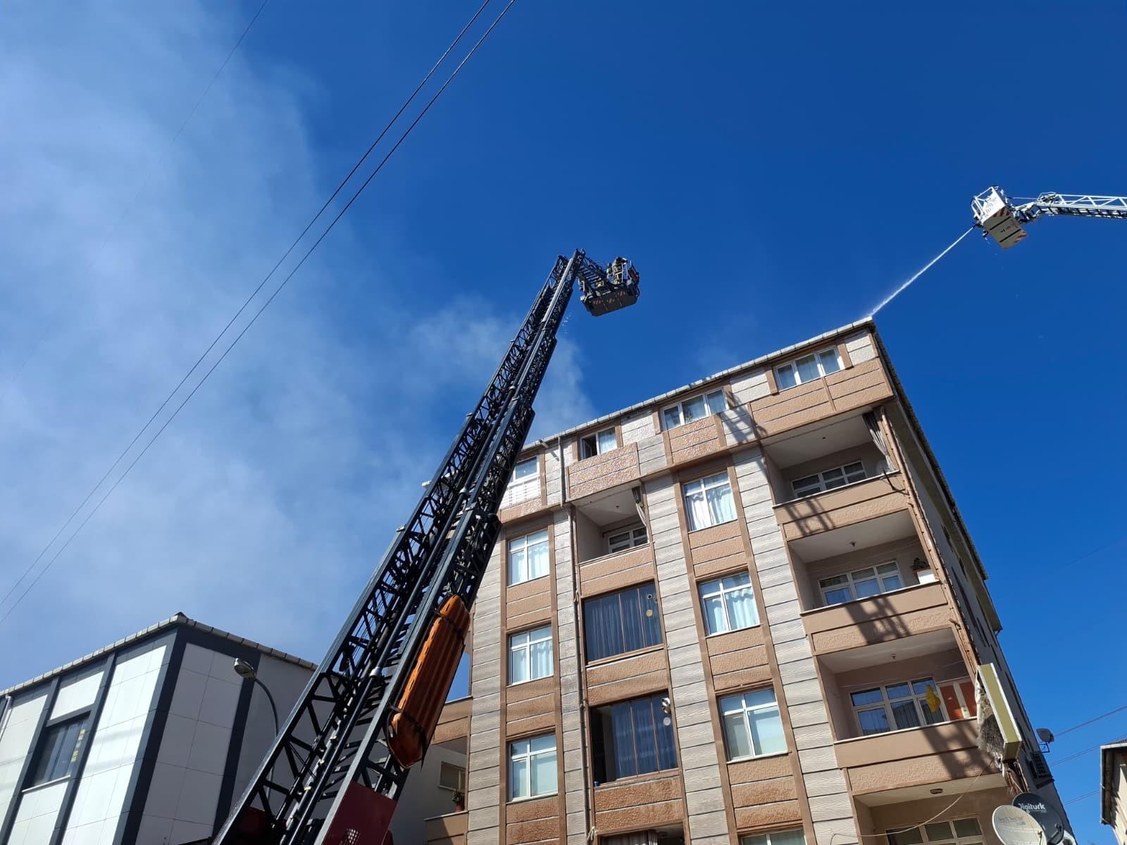 Ataşehir'de korkutan yangın! Binanın çatısı alevlere teslim oldu