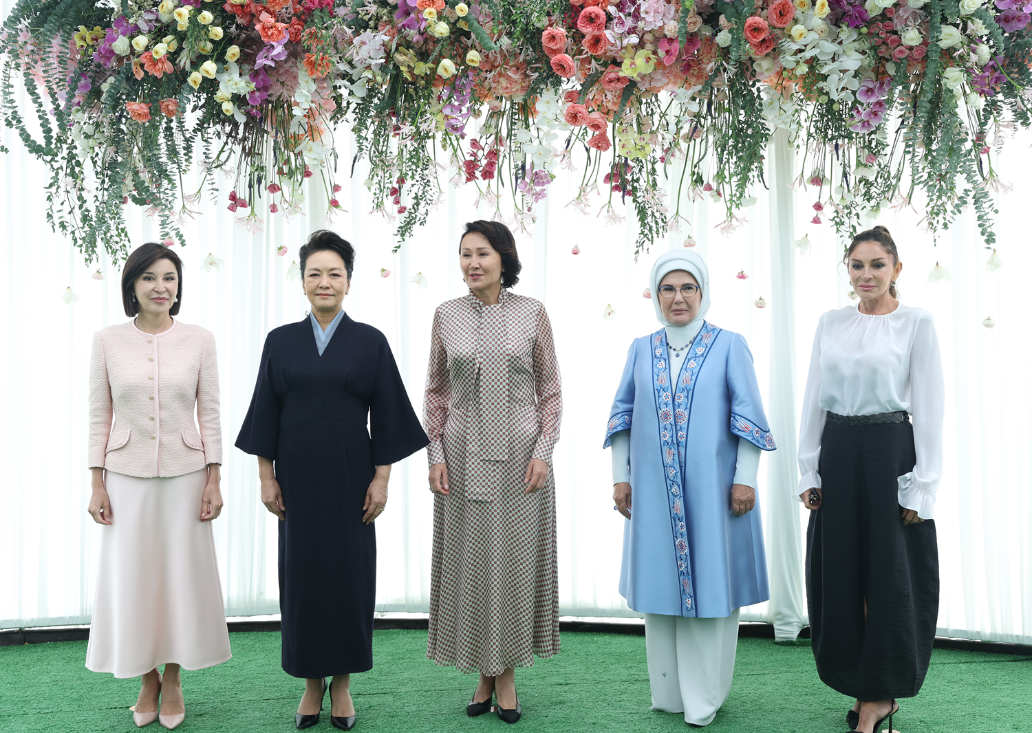 Bişkek'te lider eşleri buluştu! Emine Erdoğan Aygül Caparova'nın programında