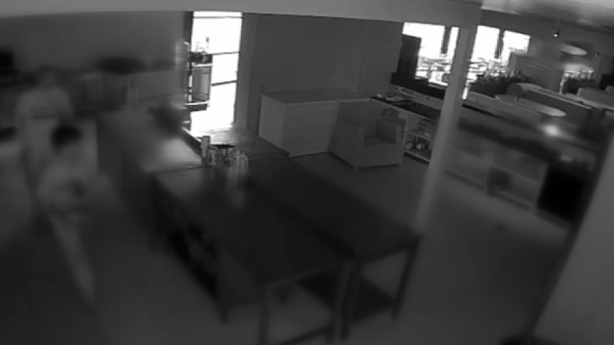 Bu kadarına da pes! Önce soydular sonra sucuklu yumurta yapıp yediler