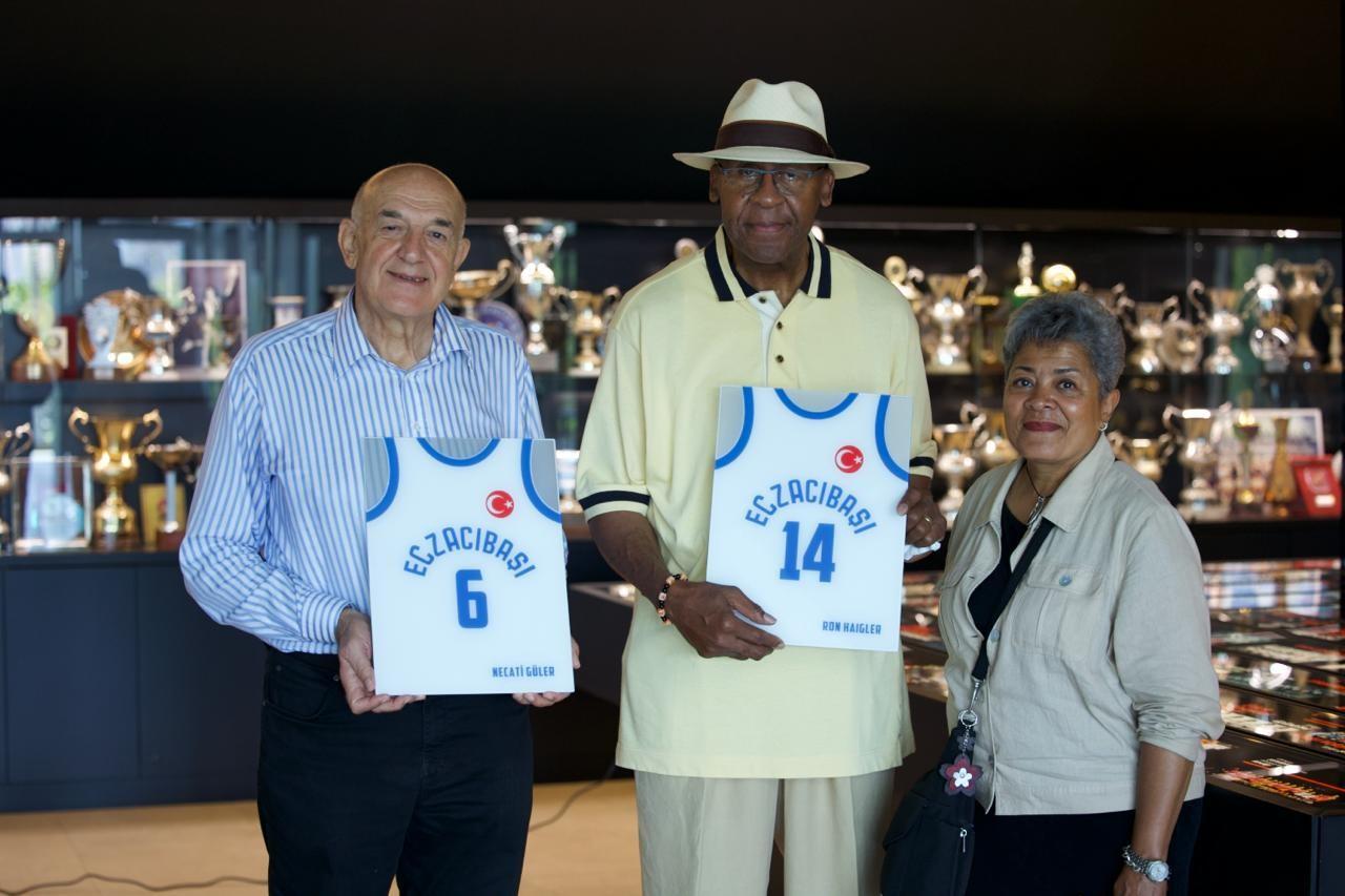 Eczacıbaşı, basketbol efsanelerini yeni evinde ağırladı