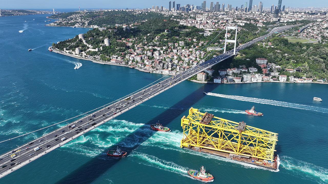 Gemi trafiği askıya alındı! Liberya bayraklı kuru yük gemisi İstanbul Boğazı'ndan geçti