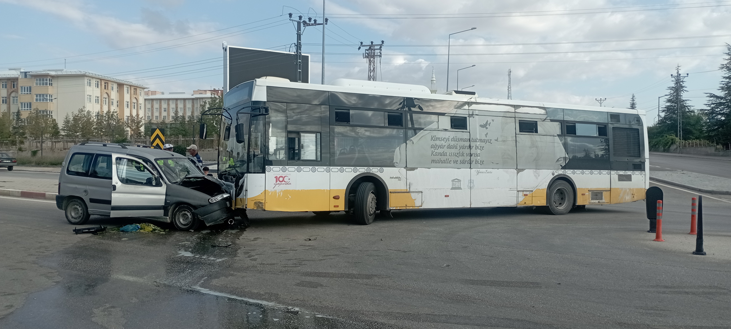 Halk otobüsü ve ticari araç çarpıştı: Yaralılar var