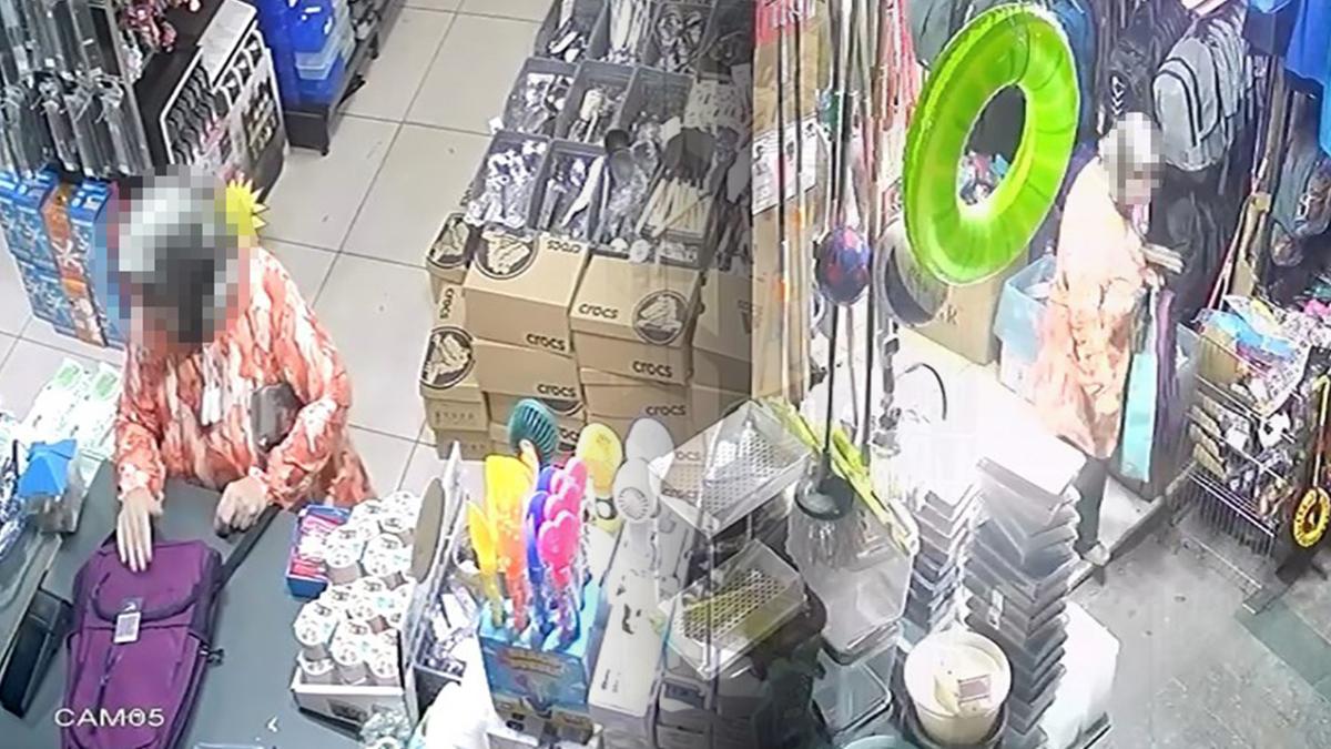 Küstah hırsız geri döndü! 'Gelinim beğenmedi' diyerek çaldığı çantanın parasını istedi