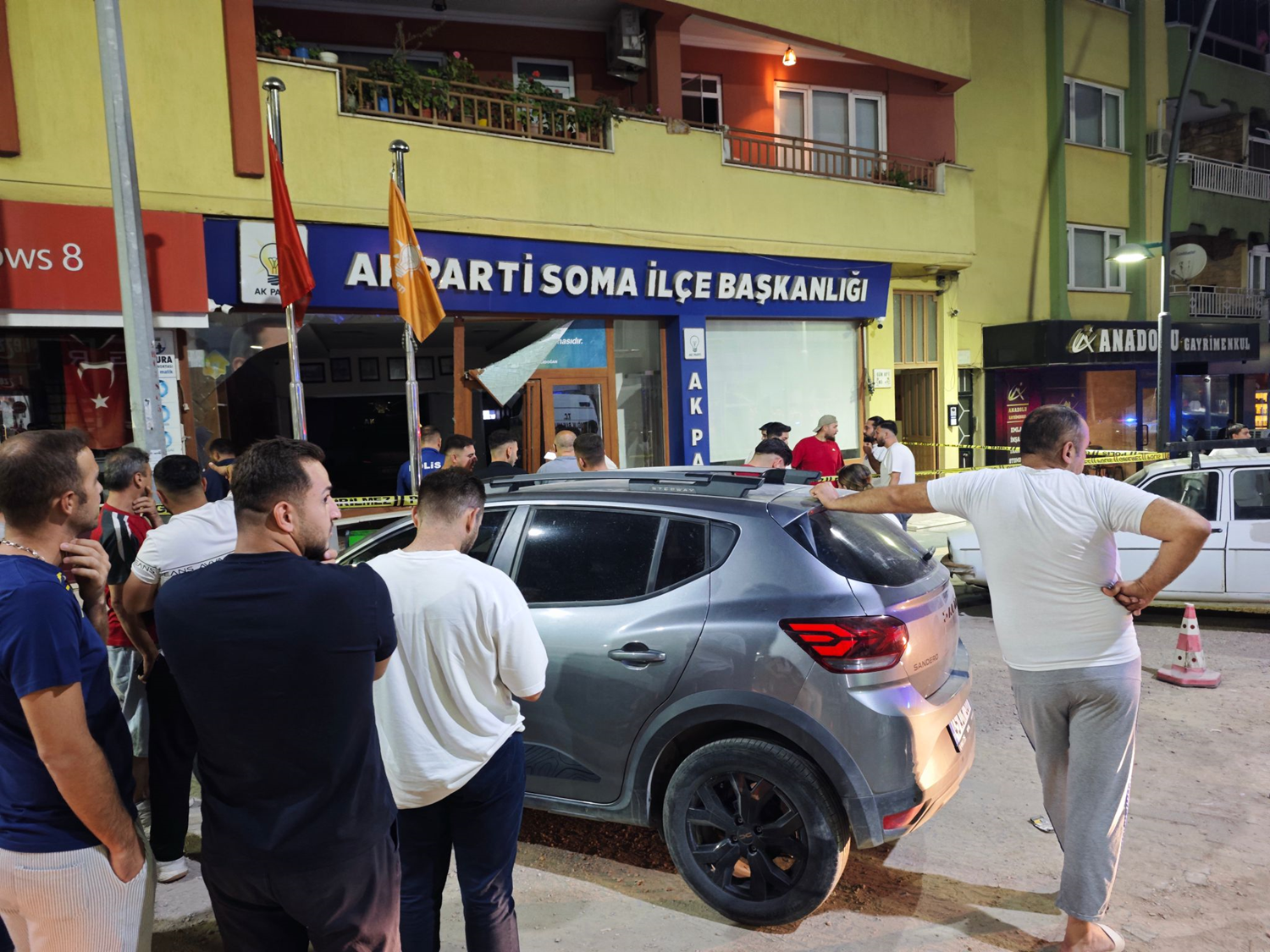 Manisa'da kontrolden çıkarak parti binasına giren otomobilin sürücüsü yaralandı