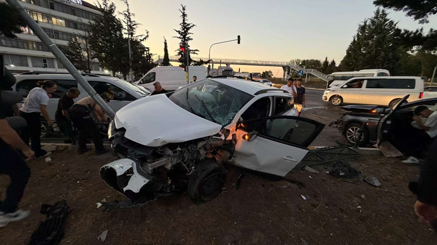 Tekirdağ'da iki otomobil çarpıştı: Ortalık savaş alanına döndü
