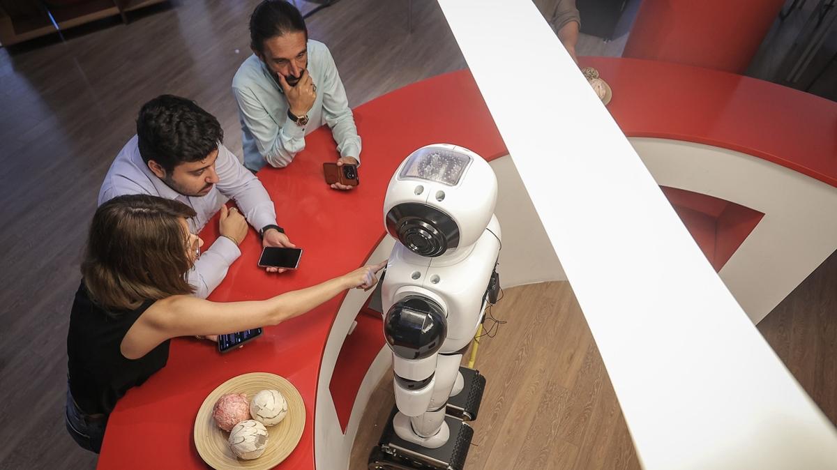 Ziyaretçileri o karşılıyor: Yerli robot 'Adam' danışmada işe başladı
