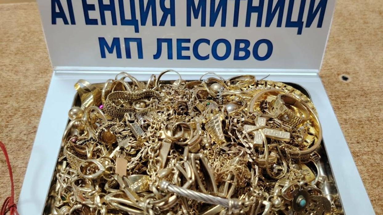 708 gram altın komşuya takıldı