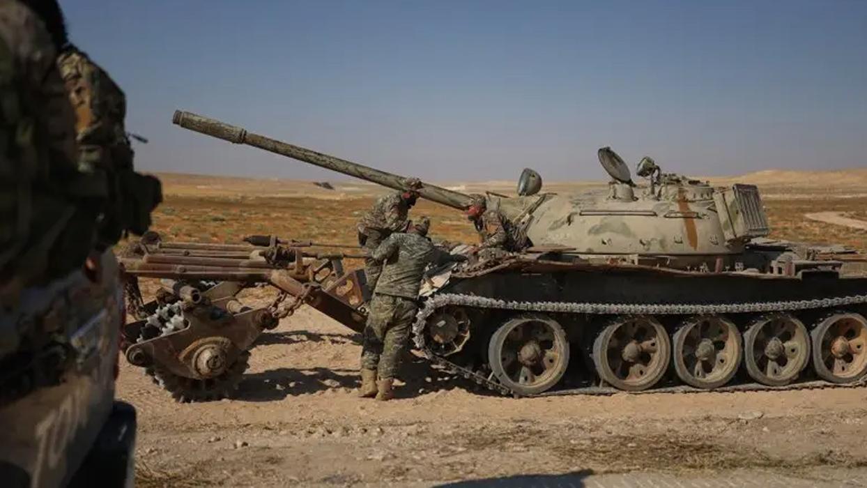 Esed'den yağmalanan silahlara el konuldu! YPG'nin tankları Suriye ordusuna geçti