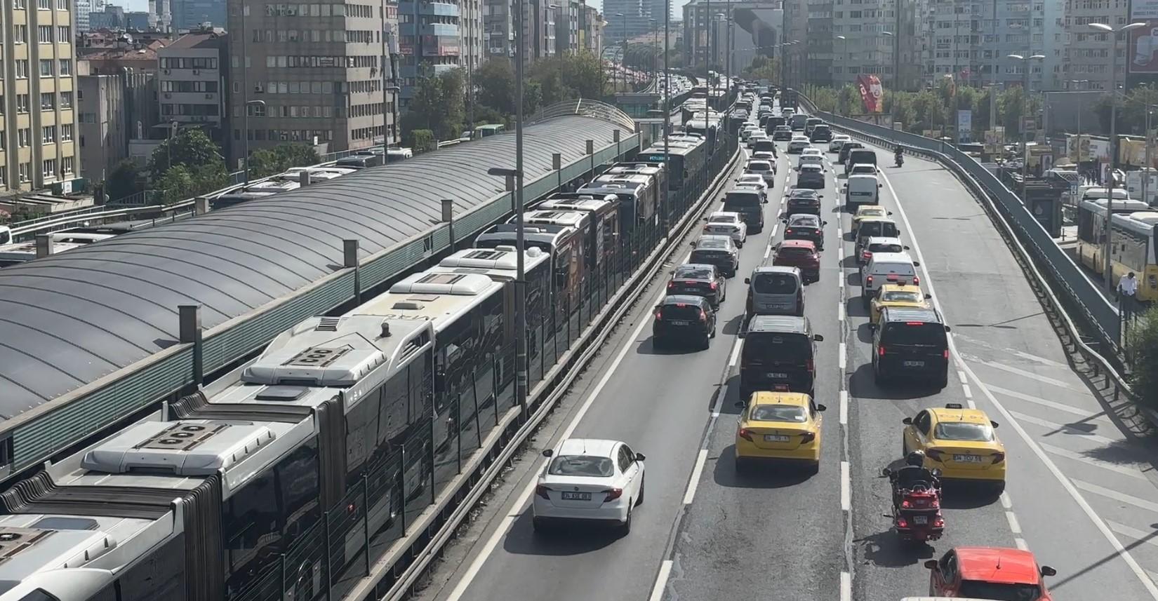 İstanbullunun ulaşım çilesi bitmiyor! Metrobüs durağında izdiham yaşandı