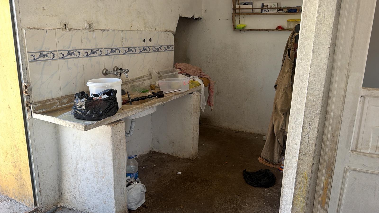 Kilis'te mide bulandıran görüntüler! Zabıtayı görünce duvardan atladı